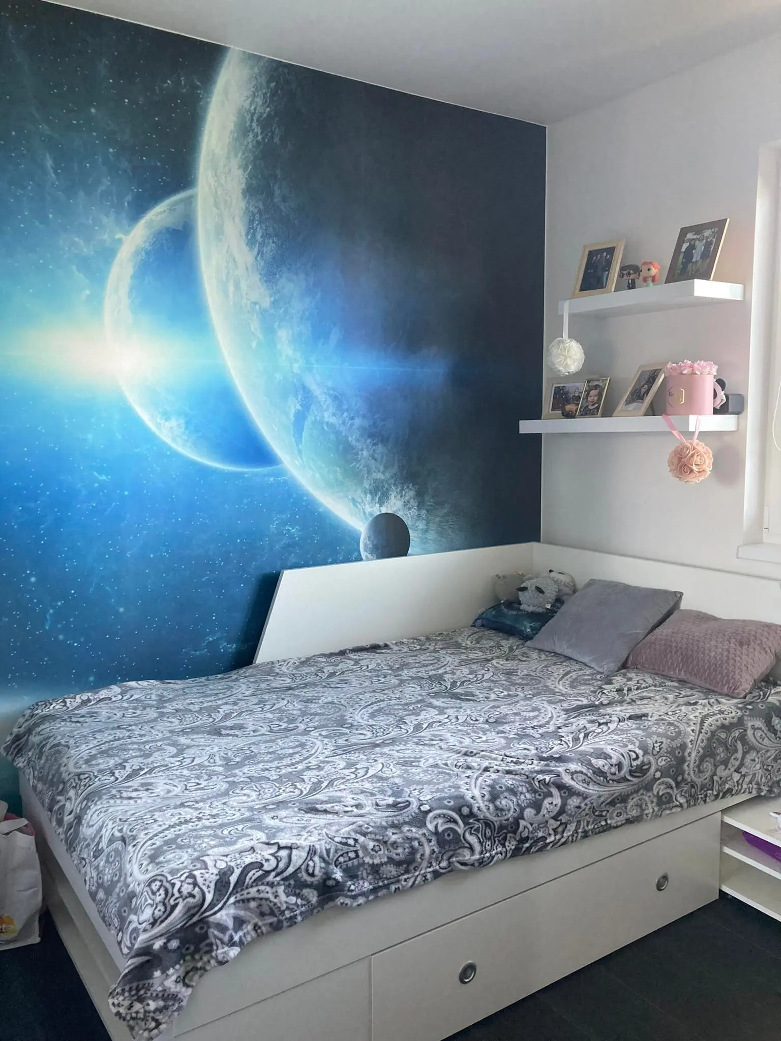 Dětský pokoj s fototapetou vesmíru a postelí v modulovém bungalovu Hradec Králové