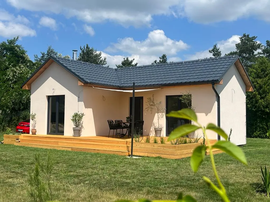Modulový bungalov Poděbrady se sedlovou střechou, dřevěnou terasou a slunečníkovou plachtou