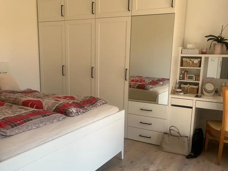 Ložnice s vestavěnou bílou skříní, toaletním stolkem a francouzskou postelí v modulovém domě Poděbrady