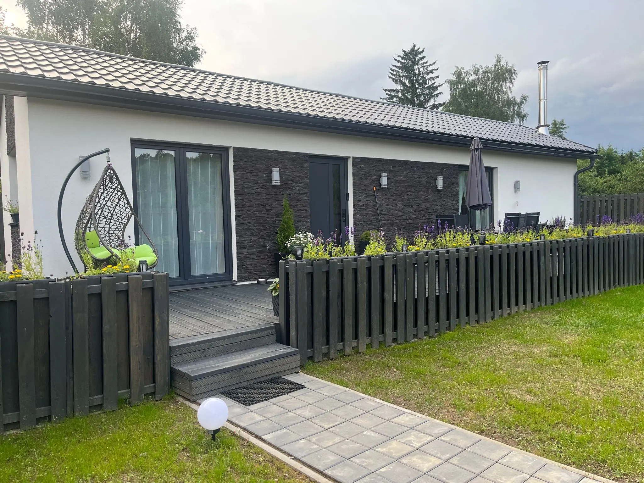 Modulový bungalov Rokytnice s bílou omítkou, kamenným obkladem a sedlovou střechou