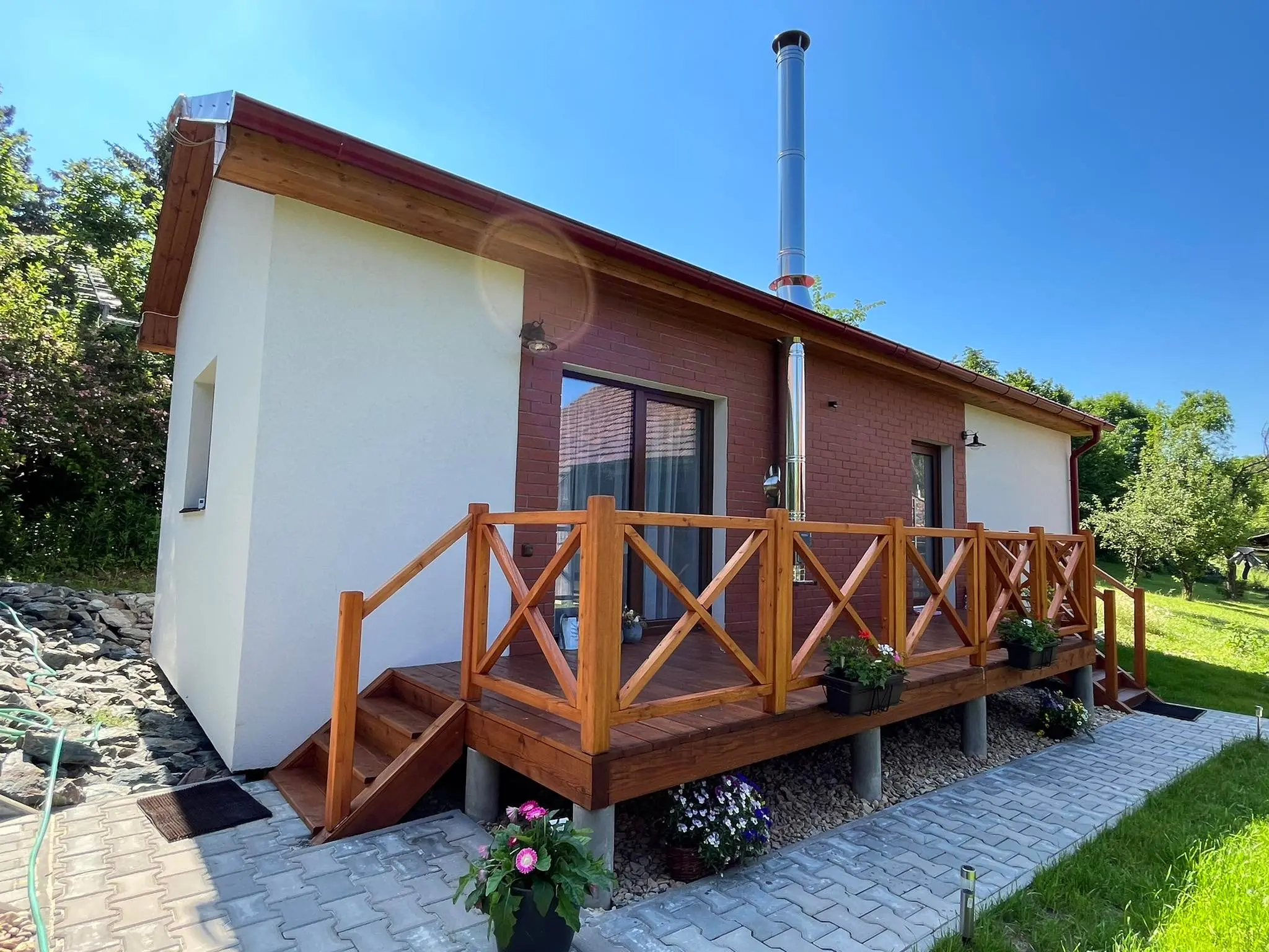 Boční pohled na modulový bungalov Solnice s francouzskými dveřmi a dřevěnou terasou