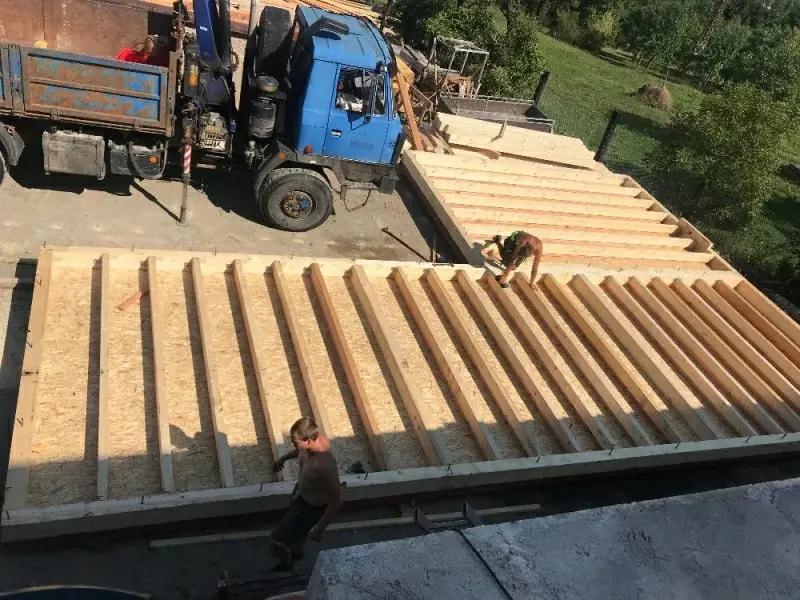 Montáž dřevěné stropní konstrukce dřevostavby pomocí valníku s hydraulickou rukou