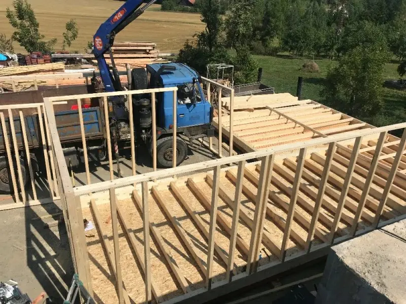 Hrubá stavba dřevostavby s rámovou konstrukcí stěn a OSB deskami